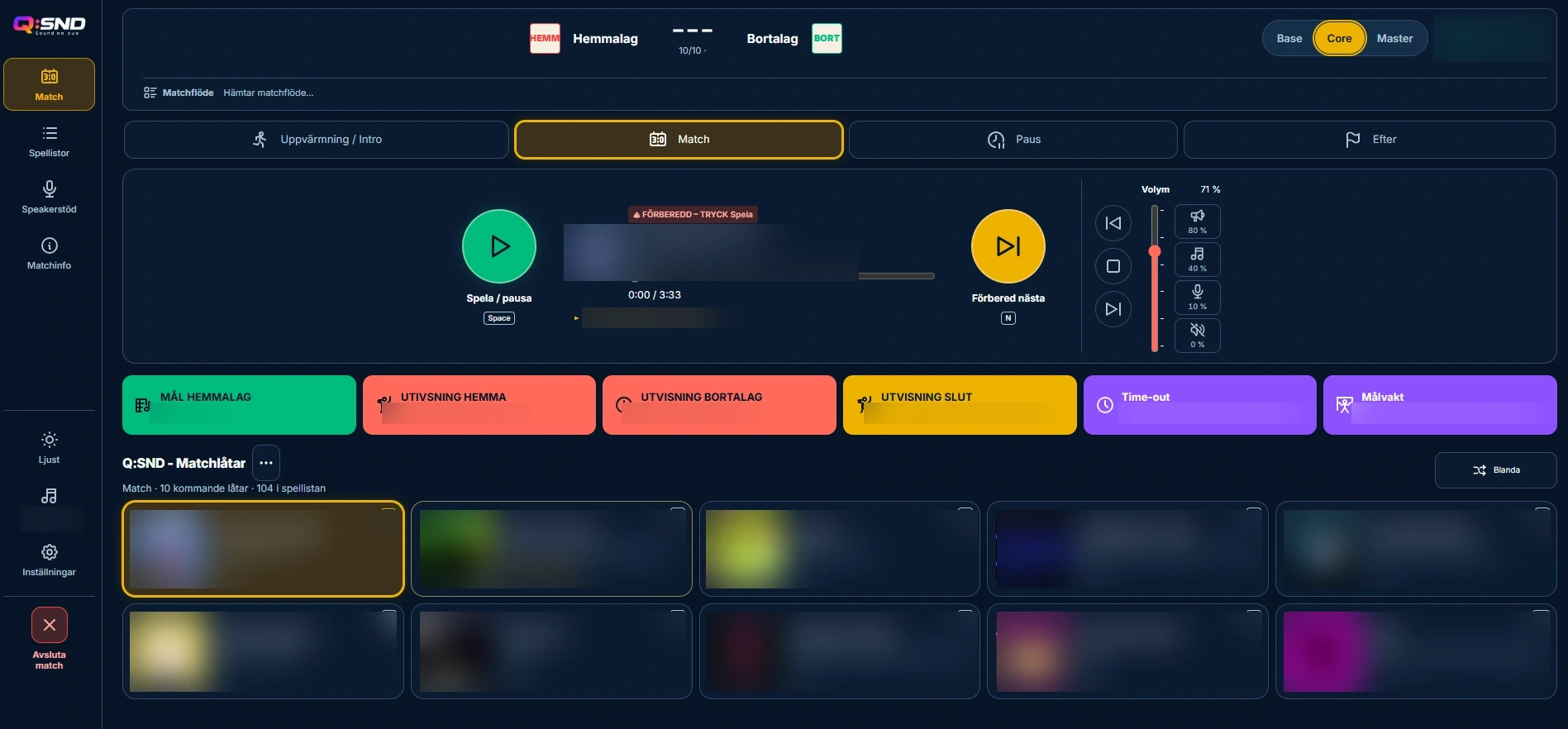 Prototyp av Q:SND med matchvy, uppspelningskontroller, ljudrutor och spellista. Externt musikinnehåll är suddat.